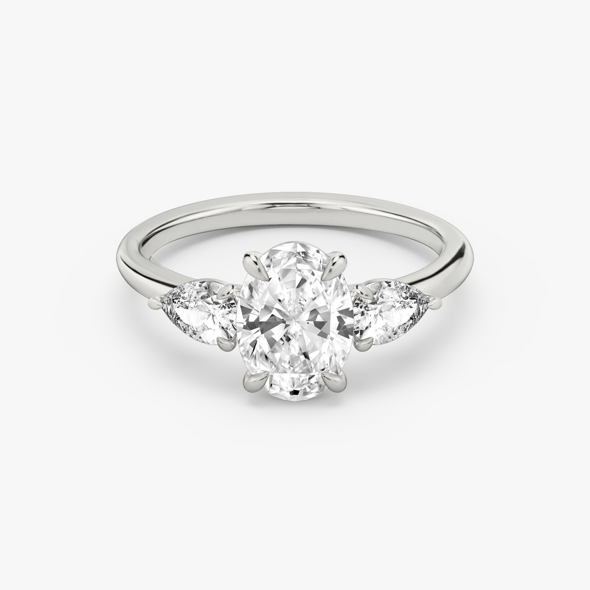 Verlobungsring TRILOGIE, Oval Weissgold Lab-Grown-Diamant, Seitensteine Tropfen – Produktansicht | NÓIR Diamonds