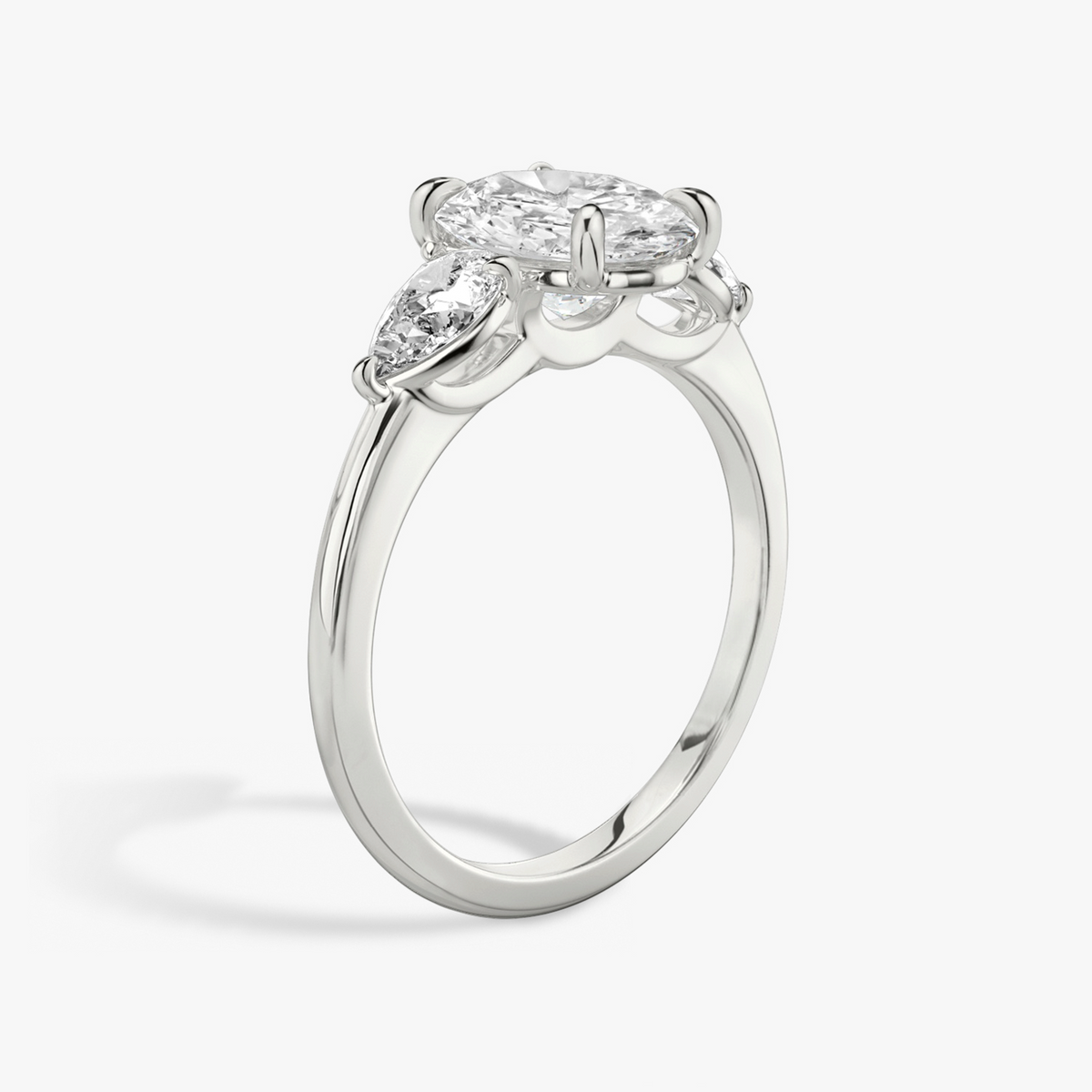 Verlobungsring TRILOGIE, Oval Weissgold Lab-Grown-Diamant, Seitensteine Tropfen – Ansicht 2 | NÓIR Diamonds