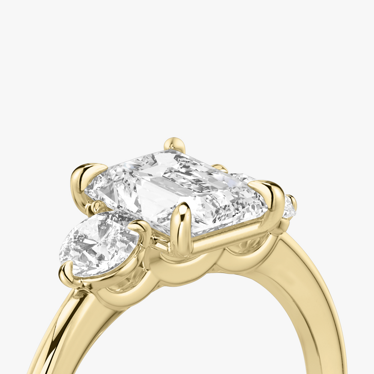 Verlobungsring TRILOGIE, Radiant Gelbgold Lab-Grown-Diamant, Seitensteine Rund – Ansicht 5 | NÓIR Diamonds
