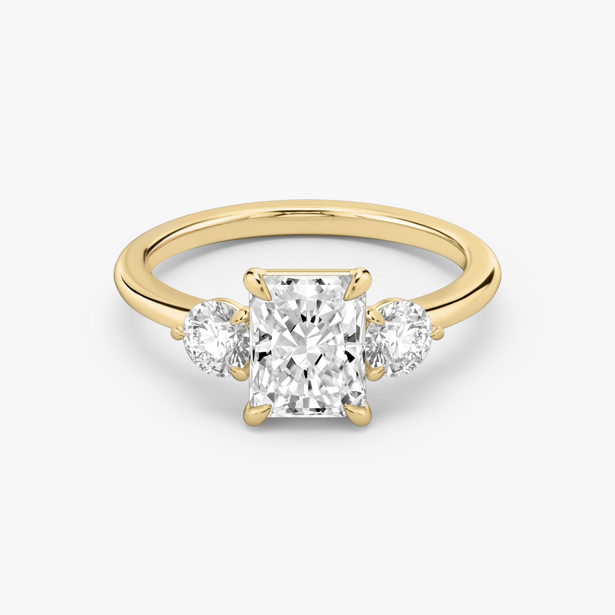 Verlobungsring TRILOGIE, Radiant Gelbgold Lab-Grown-Diamant, Seitensteine Rund – Produktansicht | NÓIR Diamonds