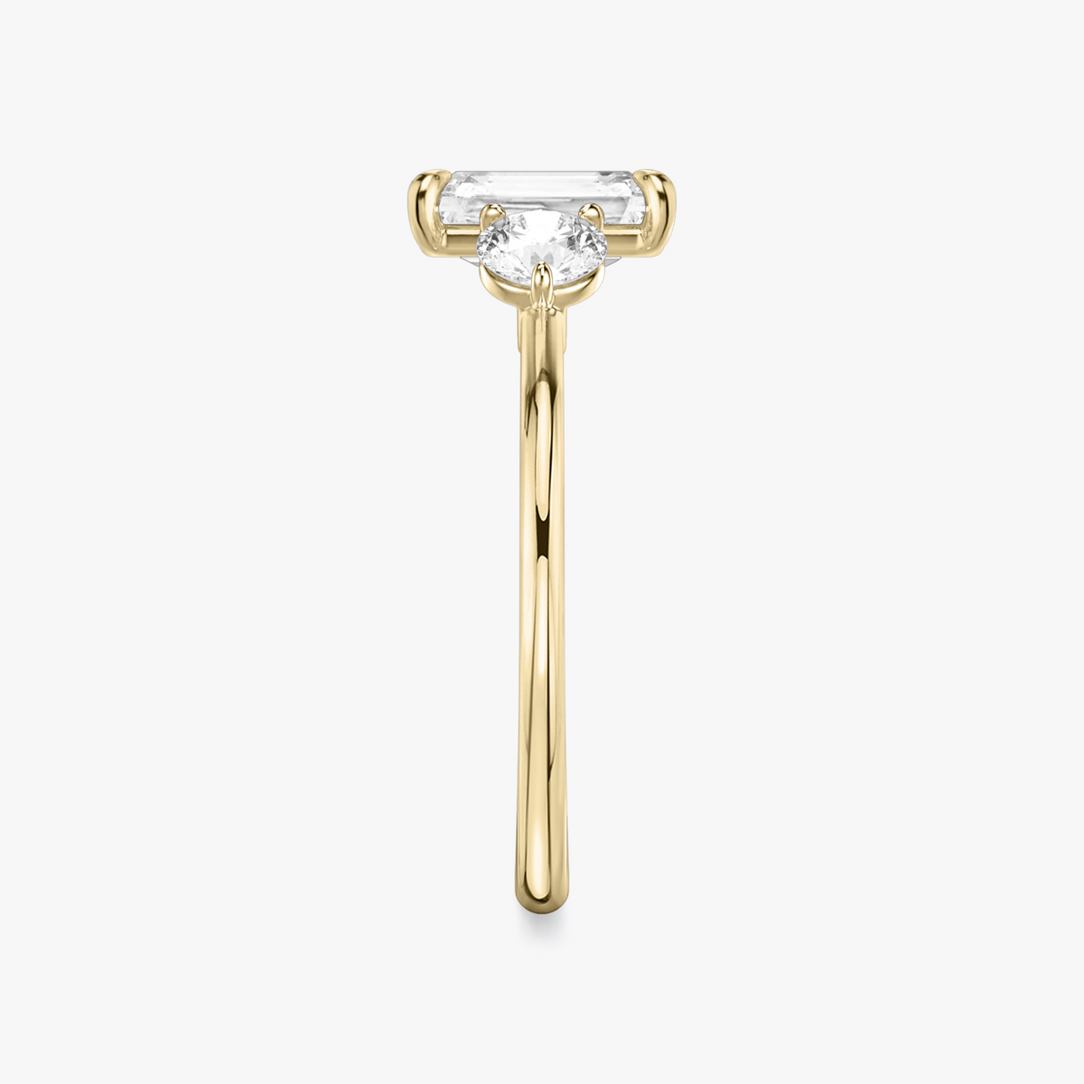 Verlobungsring TRILOGIE, Radiant Gelbgold Lab-Grown-Diamant, Seitensteine Rund – Ansicht 4 | NÓIR Diamonds