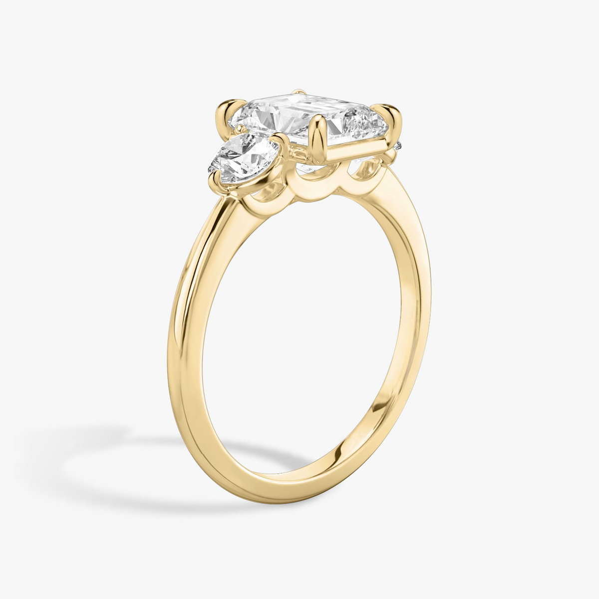 Verlobungsring TRILOGIE, Radiant Gelbgold Lab-Grown-Diamant, Seitensteine Rund – Ansicht 2 | NÓIR Diamonds