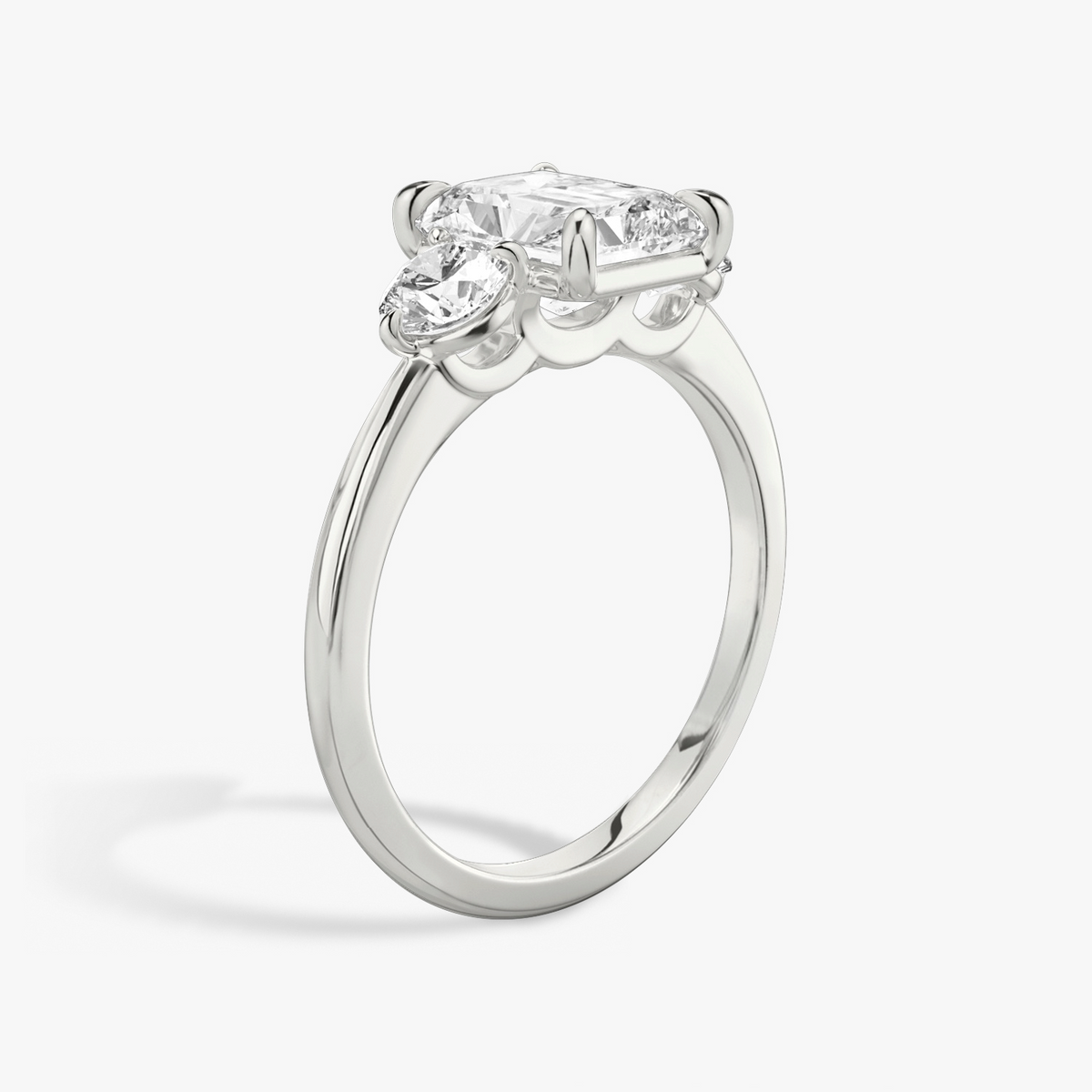 Verlobungsring TRILOGIE, Radiant Platin Lab-Grown-Diamant, Seitensteine Rund – Ansicht 2 | NÓIR Diamonds
