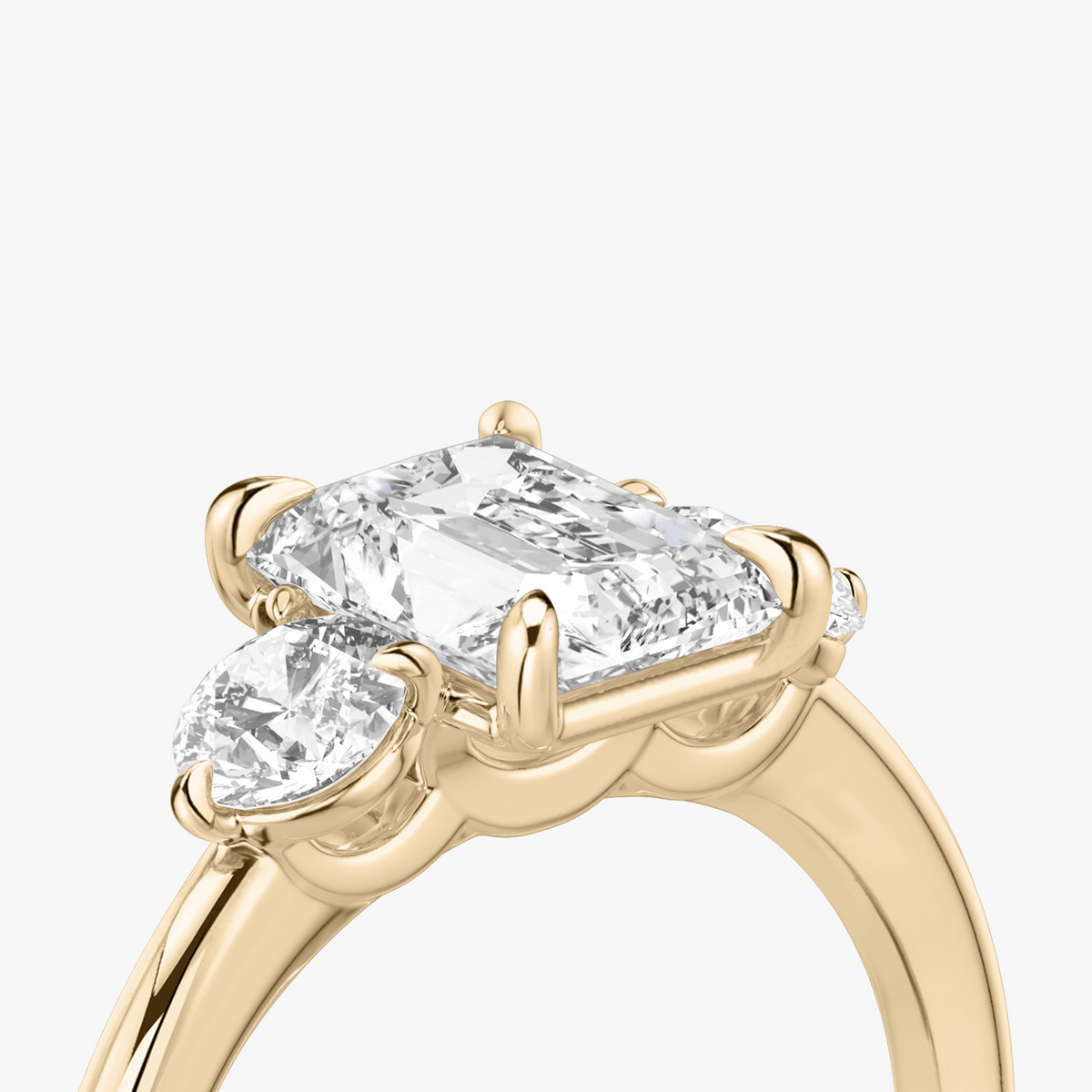 Verlobungsring TRILOGIE, Radiant Rosegold Lab-Grown-Diamant, Seitensteine Rund – Ansicht 5 | NÓIR Diamonds