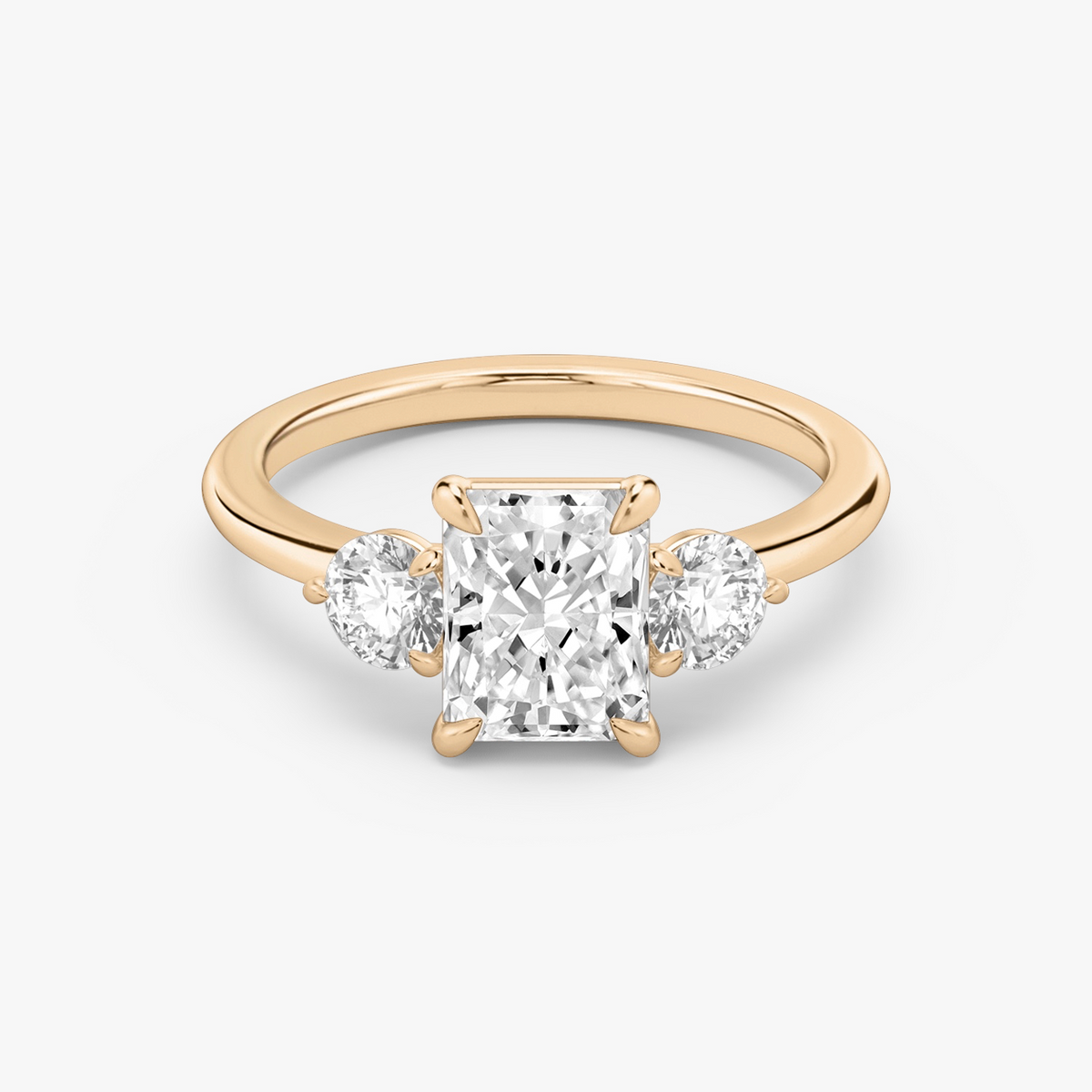 Verlobungsring TRILOGIE, Radiant Rosegold Lab-Grown-Diamant, Seitensteine Rund – Produktansicht | NÓIR Diamonds