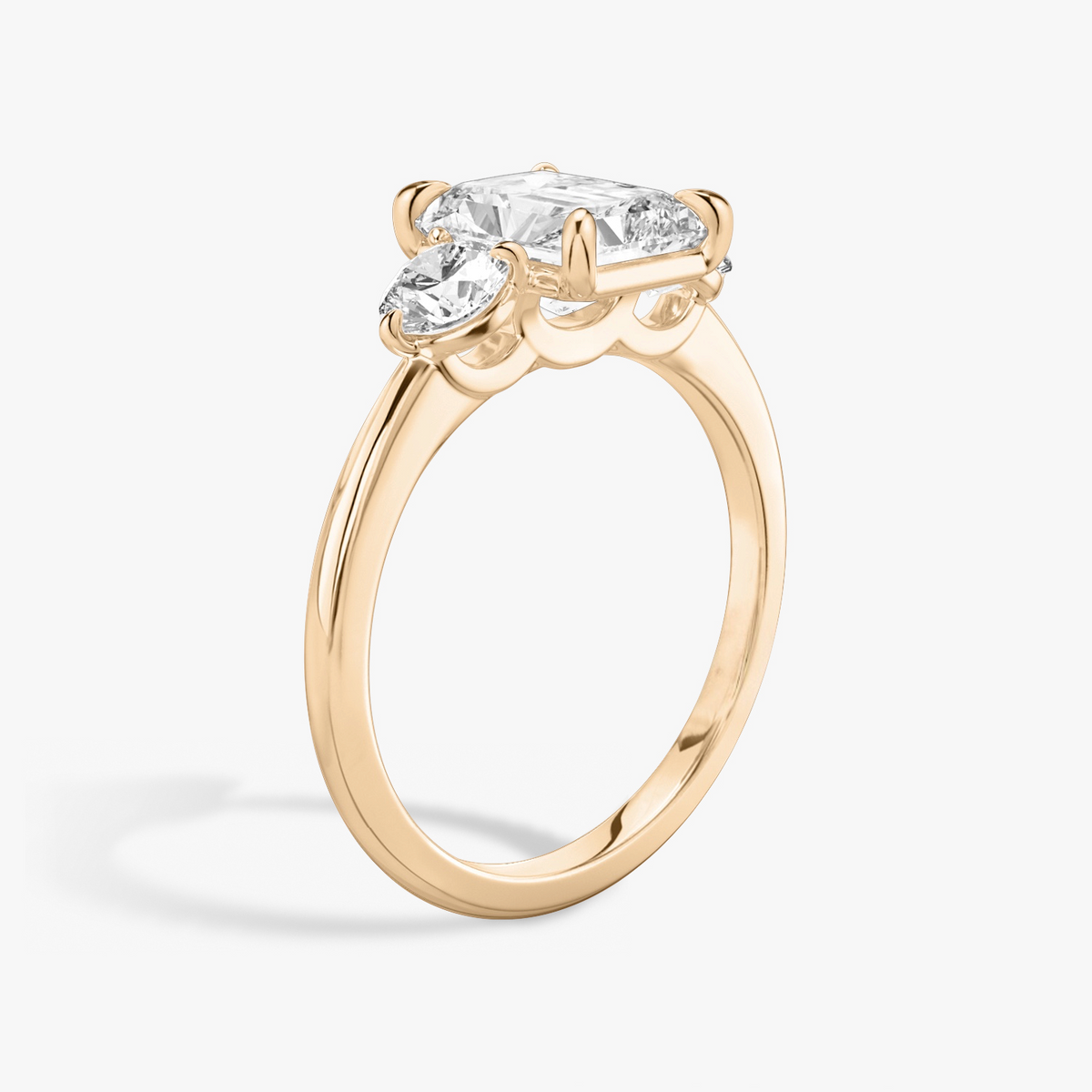Verlobungsring TRILOGIE, Radiant Rosegold Lab-Grown-Diamant, Seitensteine Rund – Ansicht 2 | NÓIR Diamonds