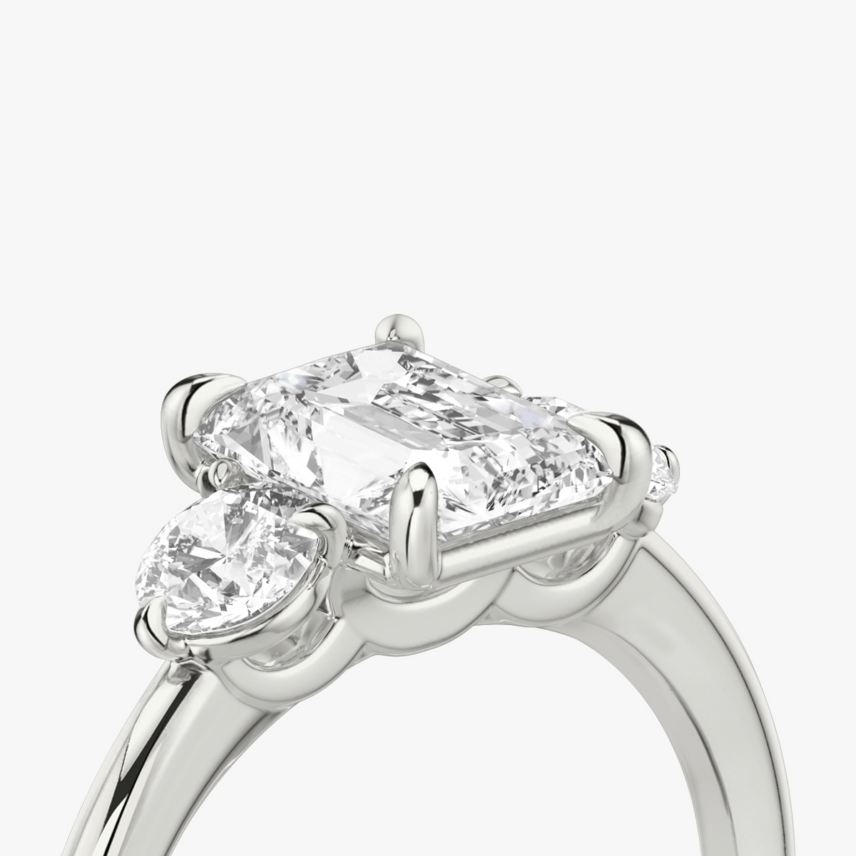 Verlobungsring TRILOGIE, Radiant Weissgold Lab-Grown-Diamant, Seitensteine Rund – Ansicht 5 | NÓIR Diamonds