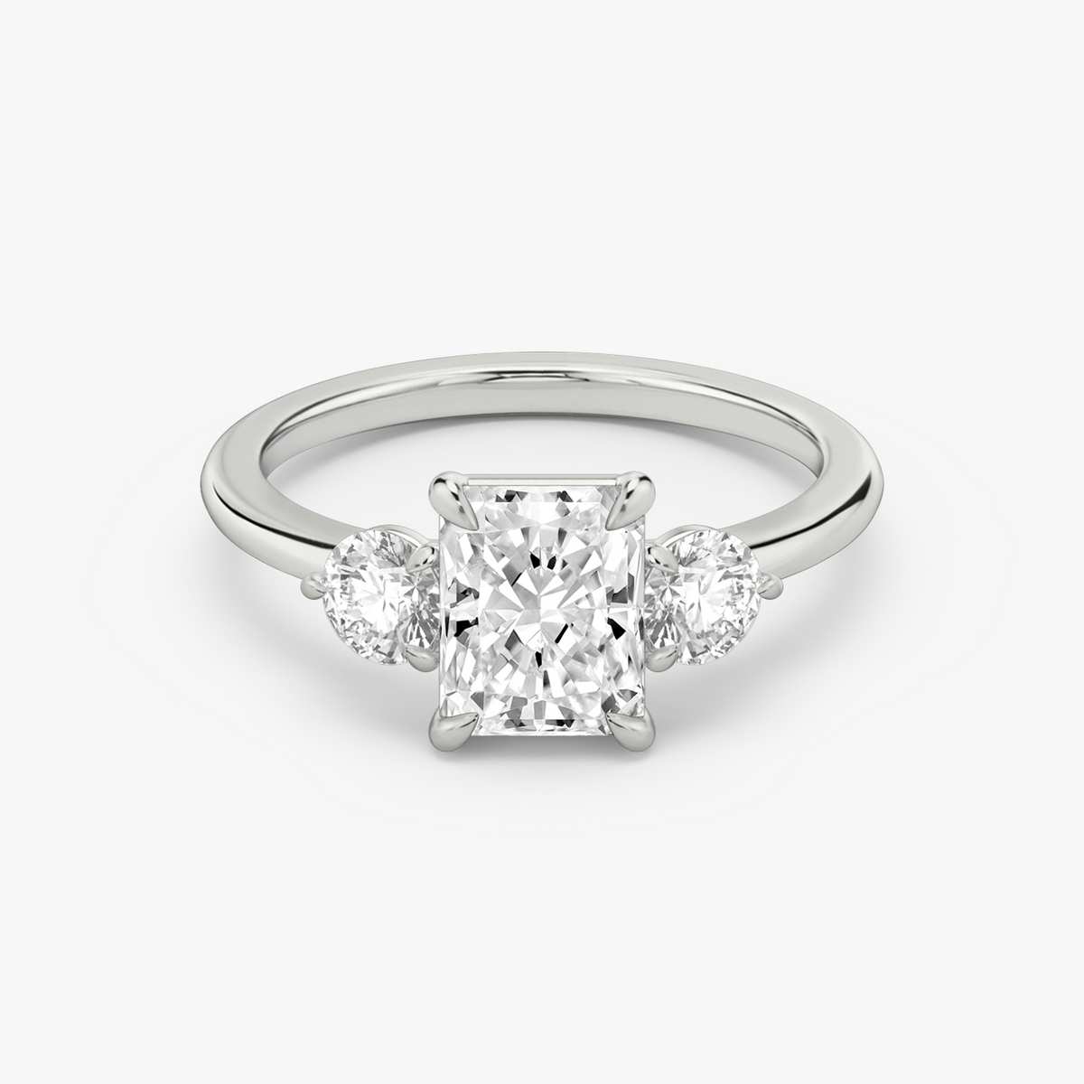Verlobungsring TRILOGIE, Radiant Weissgold Lab-Grown-Diamant, Seitensteine Rund – Produktansicht | NÓIR Diamonds