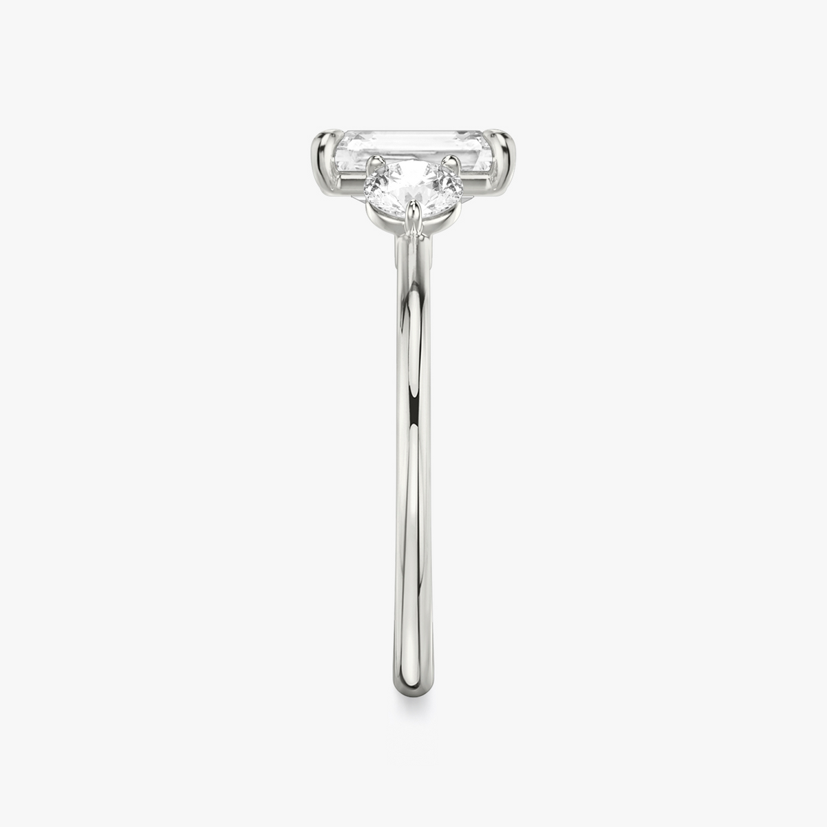 Verlobungsring TRILOGIE, Radiant Weissgold Lab-Grown-Diamant, Seitensteine Rund – Ansicht 4 | NÓIR Diamonds