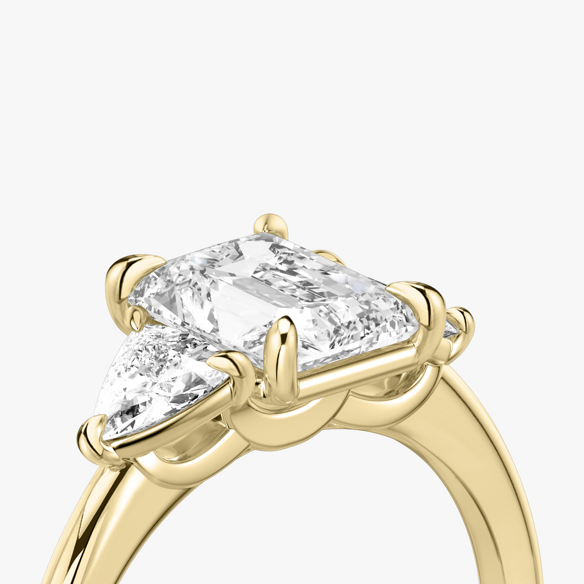 Verlobungsring TRILOGIE, Radiant Gelbgold Lab-Grown-Diamant, Seitensteine Trillant – Ansicht 5 | NÓIR Diamonds
