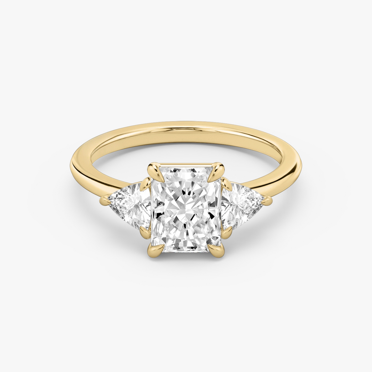 Verlobungsring TRILOGIE, Radiant Gelbgold Lab-Grown-Diamant, Seitensteine Trillant – Produktansicht | NÓIR Diamonds