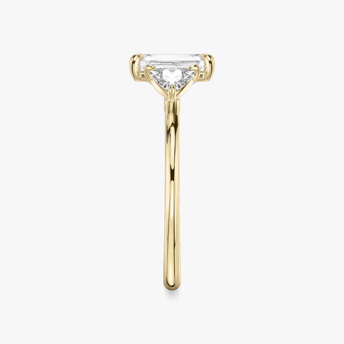 Verlobungsring TRILOGIE, Radiant Gelbgold Lab-Grown-Diamant, Seitensteine Trillant – Ansicht 4 | NÓIR Diamonds