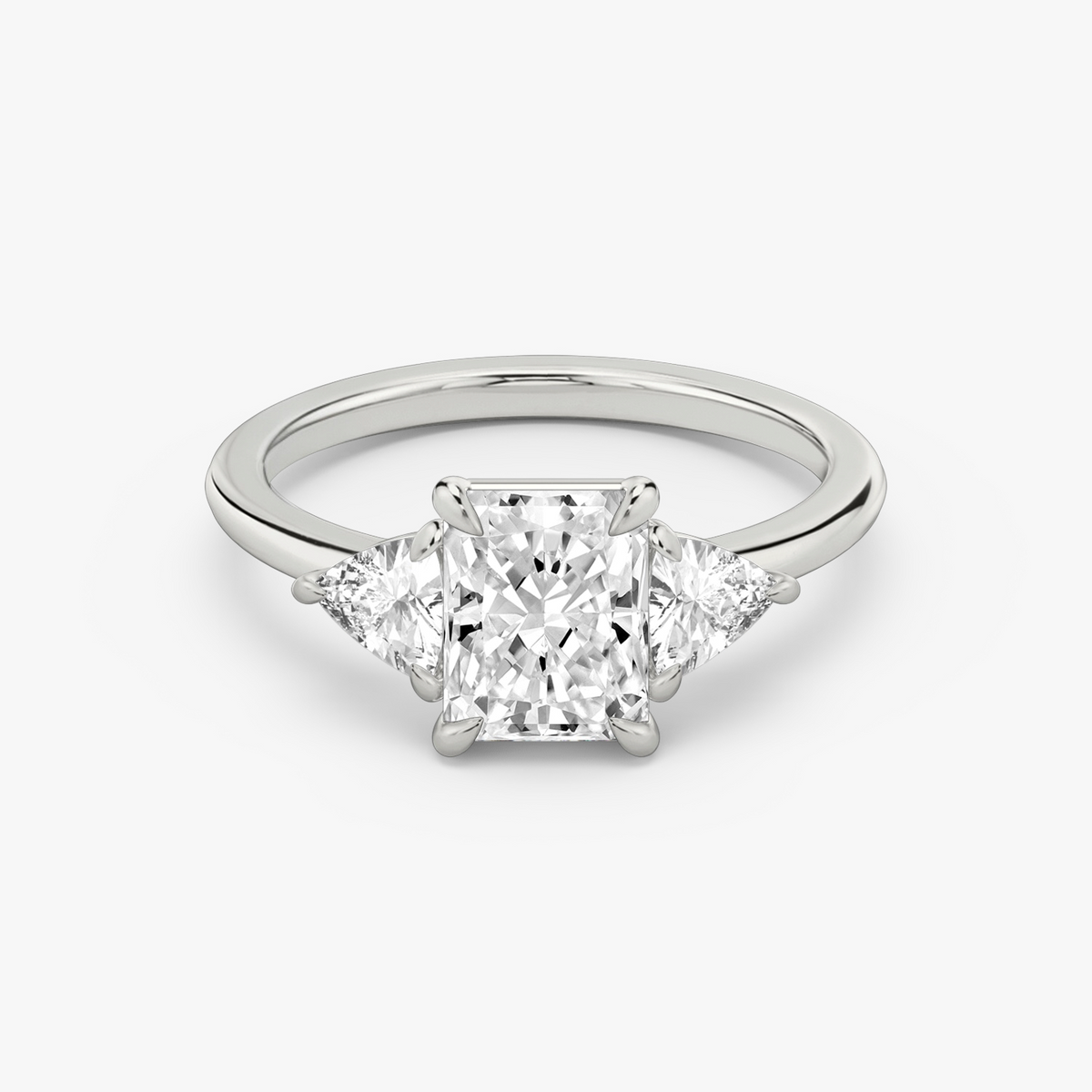 Verlobungsring TRILOGIE, Radiant Platin Lab-Grown-Diamant, Seitensteine Trillant – Produktansicht | NÓIR Diamonds