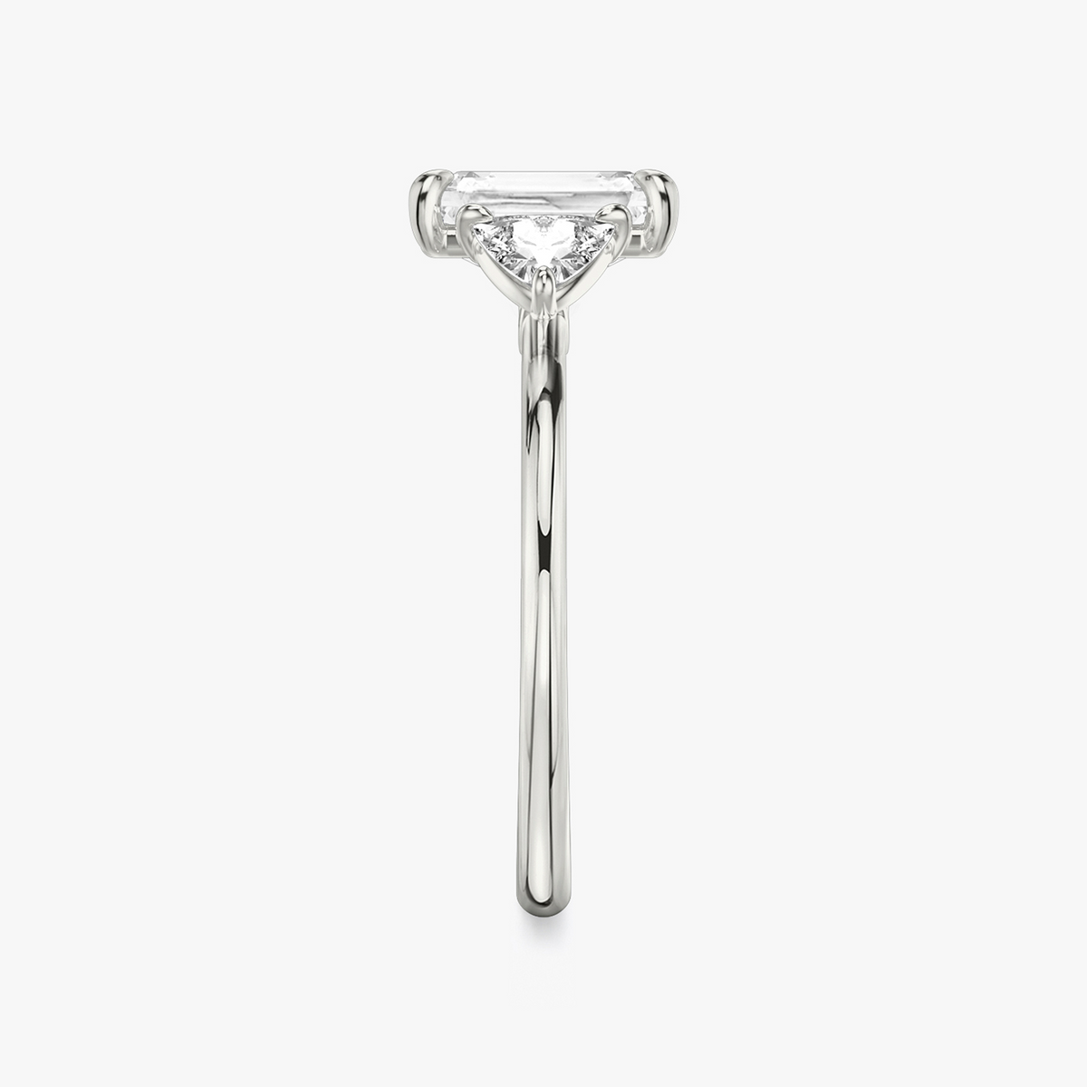 Verlobungsring TRILOGIE, Radiant Platin Lab-Grown-Diamant, Seitensteine Trillant – Ansicht 4 | NÓIR Diamonds