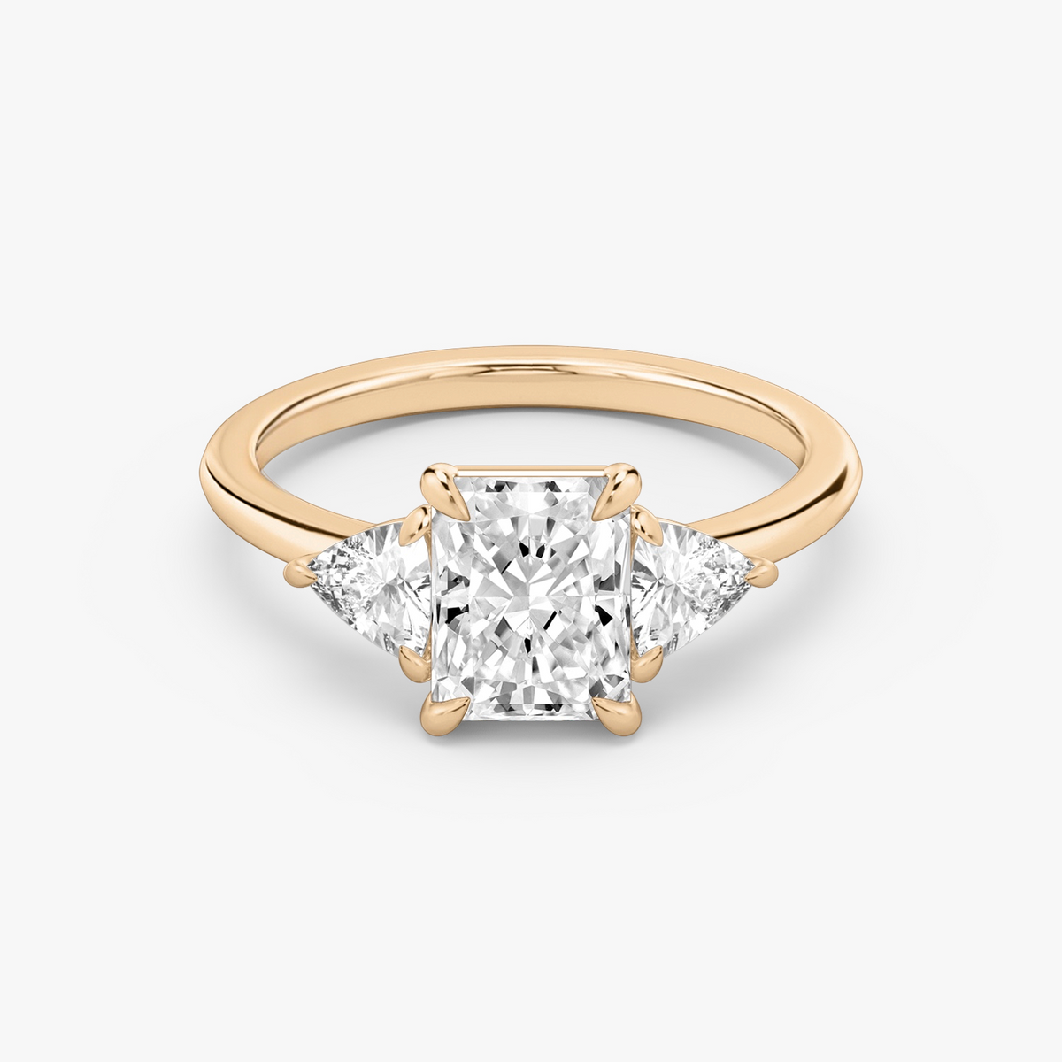 Verlobungsring TRILOGIE, Radiant Rosegold Lab-Grown-Diamant, Seitensteine Trillant – Produktansicht | NÓIR Diamonds