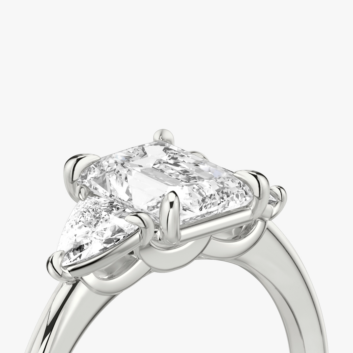 Verlobungsring TRILOGIE, Radiant Weissgold Lab-Grown-Diamant, Seitensteine Trillant – Ansicht 5 | NÓIR Diamonds