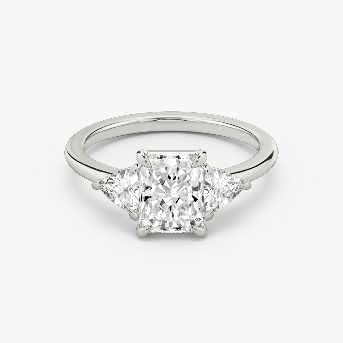Verlobungsring TRILOGIE, Radiant Weissgold Lab-Grown-Diamant, Seitensteine Trillant – Produktansicht | NÓIR Diamonds