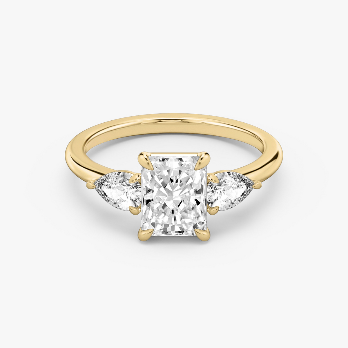 Verlobungsring TRILOGIE, Radiant Gelbgold natürliche Diamanten, Seitensteine Tropfen – Produktansicht | NÓIR Diamonds