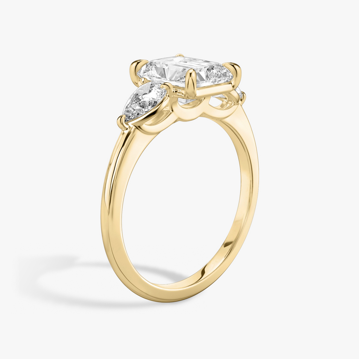 Verlobungsring TRILOGIE, Radiant Gelbgold natürliche Diamanten, Seitensteine Tropfen – Ansicht 2 | NÓIR Diamonds