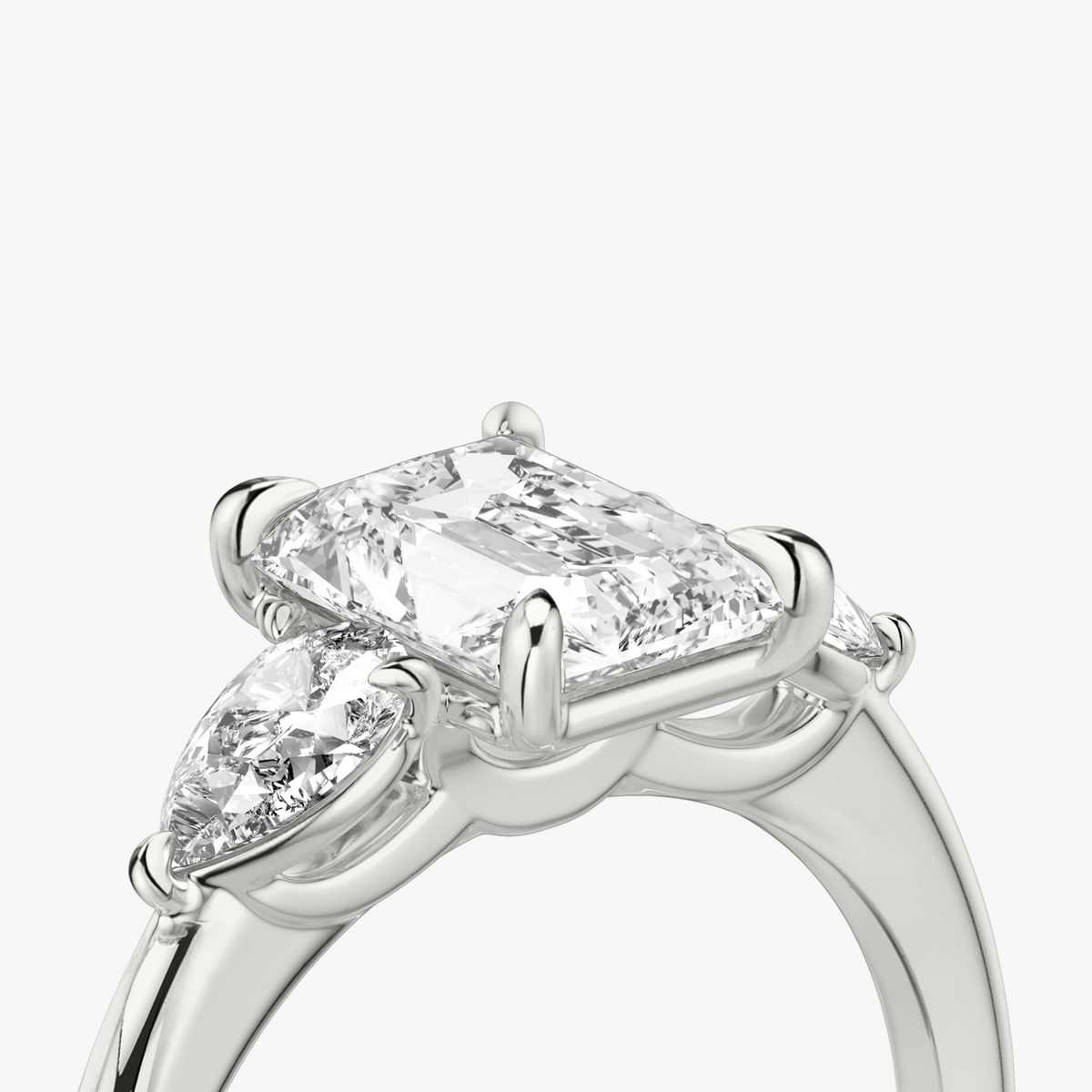 Verlobungsring TRILOGIE, Radiant Platin Lab-Grown-Diamant, Seitensteine Tropfen – Ansicht 4 | NÓIR Diamonds