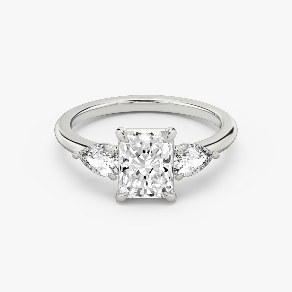 Verlobungsring TRILOGIE, Radiant Platin Lab-Grown-Diamant, Seitensteine Tropfen – Produktansicht | NÓIR Diamonds