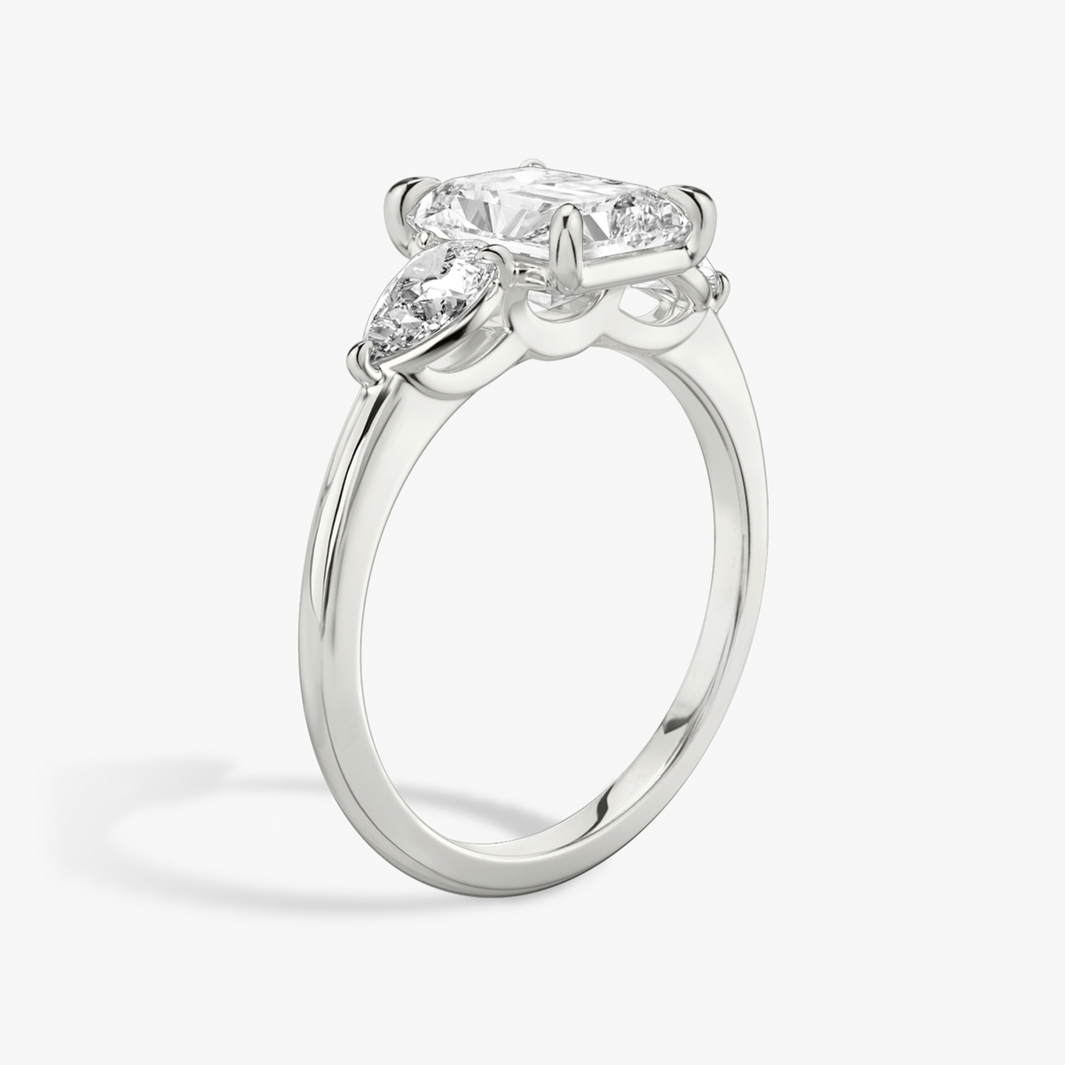 Verlobungsring TRILOGIE, Radiant Platin Lab-Grown-Diamant, Seitensteine Tropfen – Ansicht 2 | NÓIR Diamonds