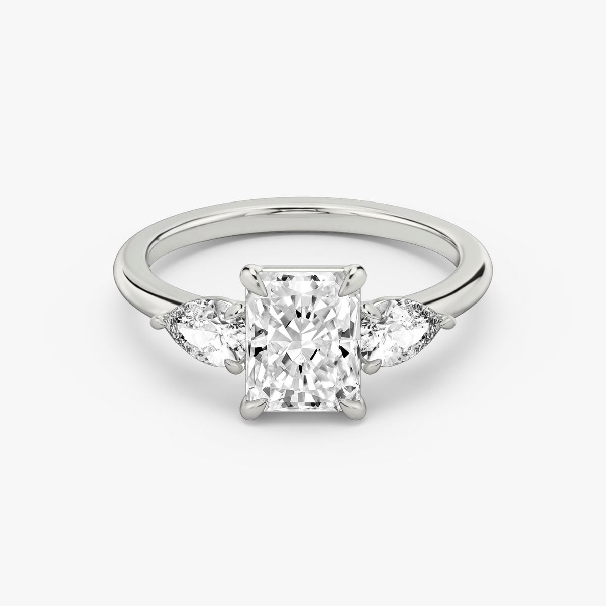 Verlobungsring TRILOGIE, Radiant Weissgold Lab-Grown-Diamant, Seitensteine Tropfen – Produktansicht | NÓIR Diamonds