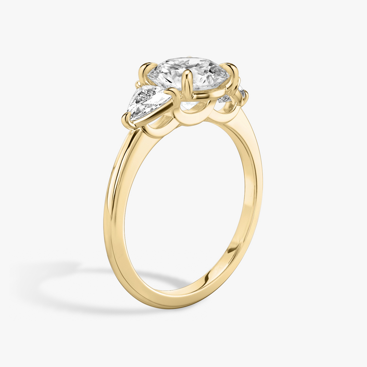 Verlobungsring TRILOGIE, Rund Gelbgold natürliche Diamanten, Seitensteine Trillant – Ansicht 2 | NÓIR Diamonds