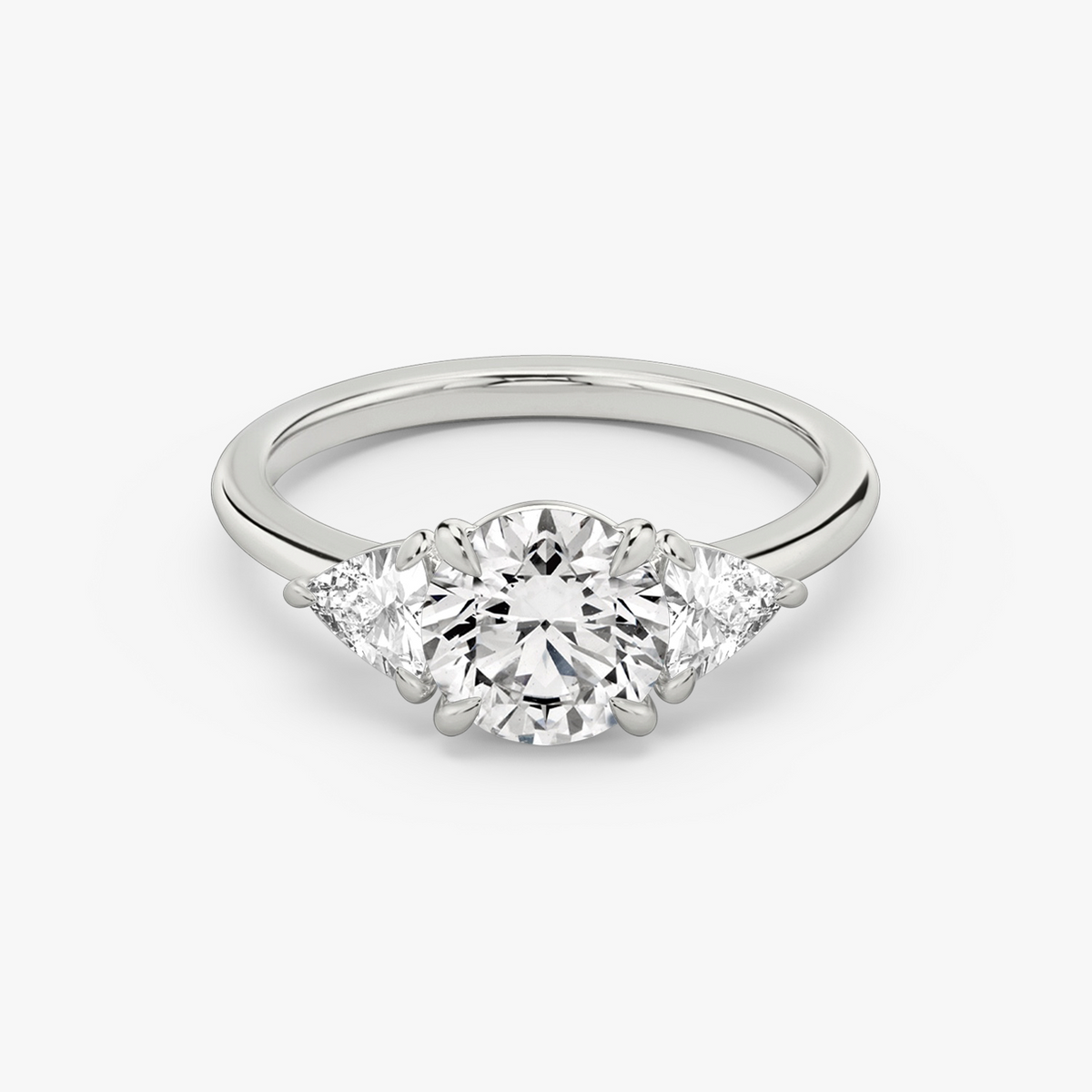 Verlobungsring TRILOGIE, Rund Platin Lab-Grown-Diamant, Seitensteine Trillant – Produktansicht | NÓIR Diamonds