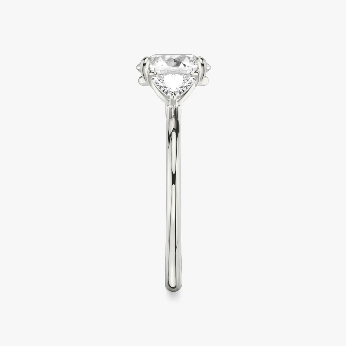 Verlobungsring TRILOGIE, Rund Platin Lab-Grown-Diamant, Seitensteine Trillant – Ansicht 4 | NÓIR Diamonds