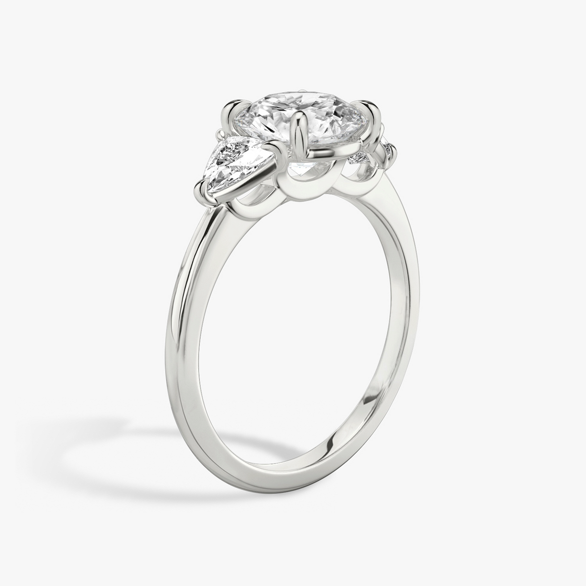 Verlobungsring TRILOGIE, Rund Platin Lab-Grown-Diamant, Seitensteine Trillant – Ansicht 2 | NÓIR Diamonds