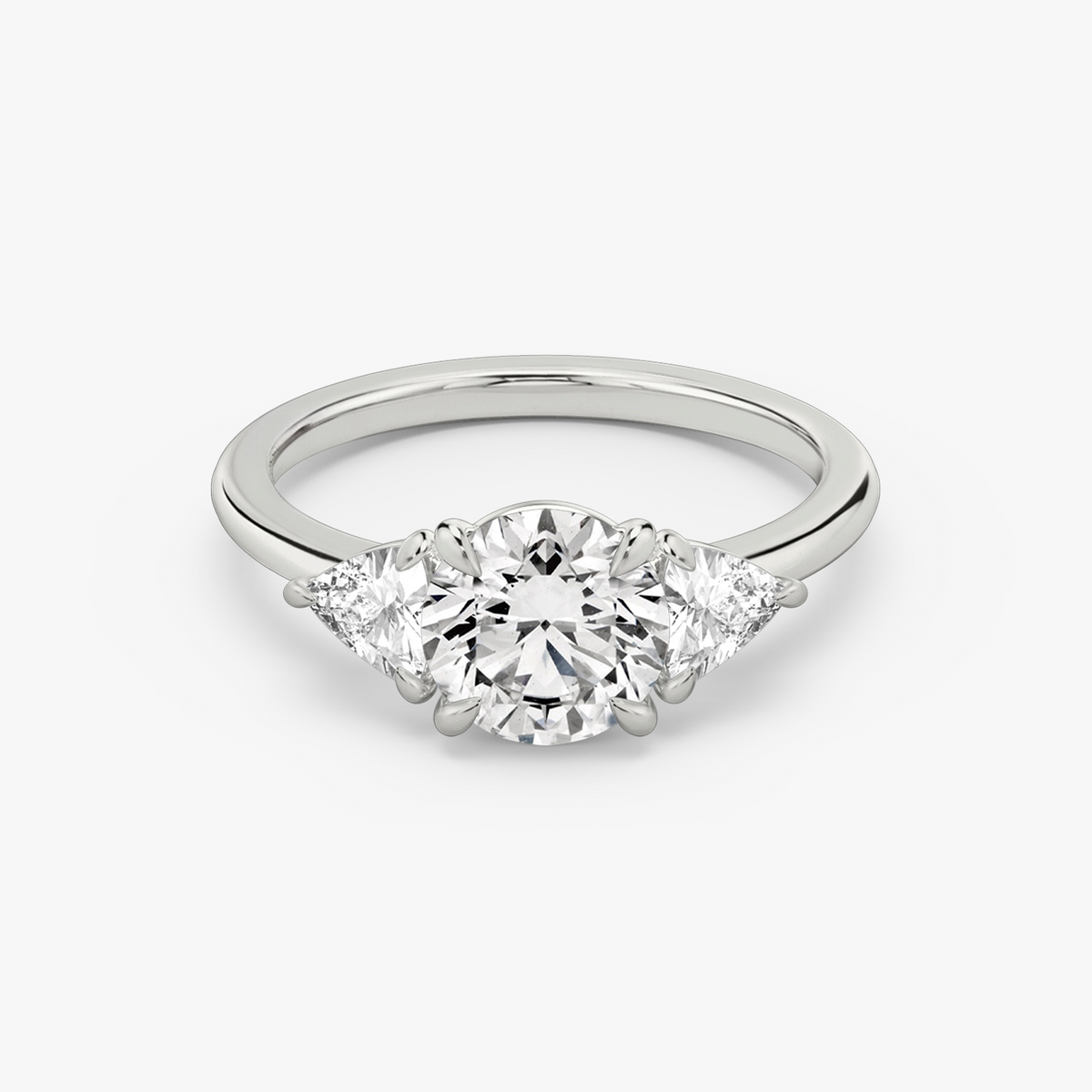 Verlobungsring TRILOGIE, Rund Weissgold Lab-Grown-Diamant, Seitensteine Trillant – Produktansicht | NÓIR Diamonds