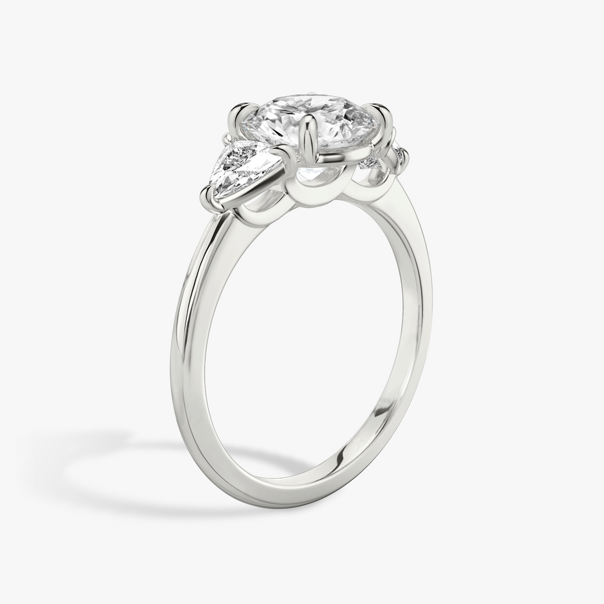 Verlobungsring TRILOGIE, Rund Weissgold Lab-Grown-Diamant, Seitensteine Trillant – Ansicht 2 | NÓIR Diamonds