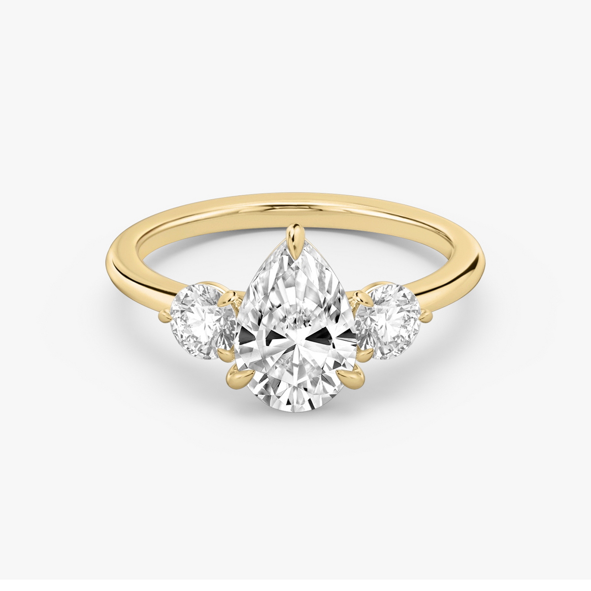 Verlobungsring TRILOGIE, Tropfen Gelbgold Lab-Grown-Diamant, Seitensteine Rund – Produktansicht | NÓIR Diamonds