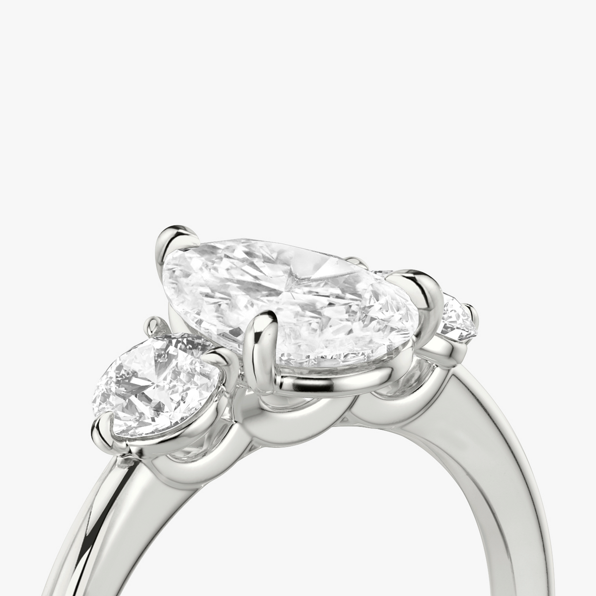 Verlobungsring TRILOGIE, Tropfen Platin Lab-Grown-Diamant, Seitensteine Rund – Ansicht 5 | NÓIR Diamonds