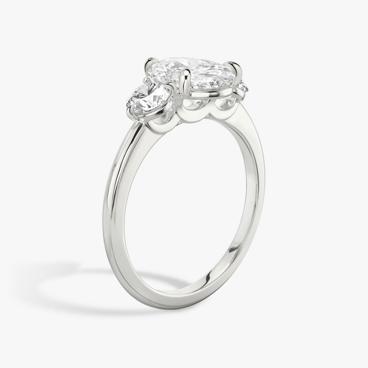 Verlobungsring TRILOGIE, Tropfen Platin Lab-Grown-Diamant, Seitensteine Rund – Ansicht 2 | NÓIR Diamonds
