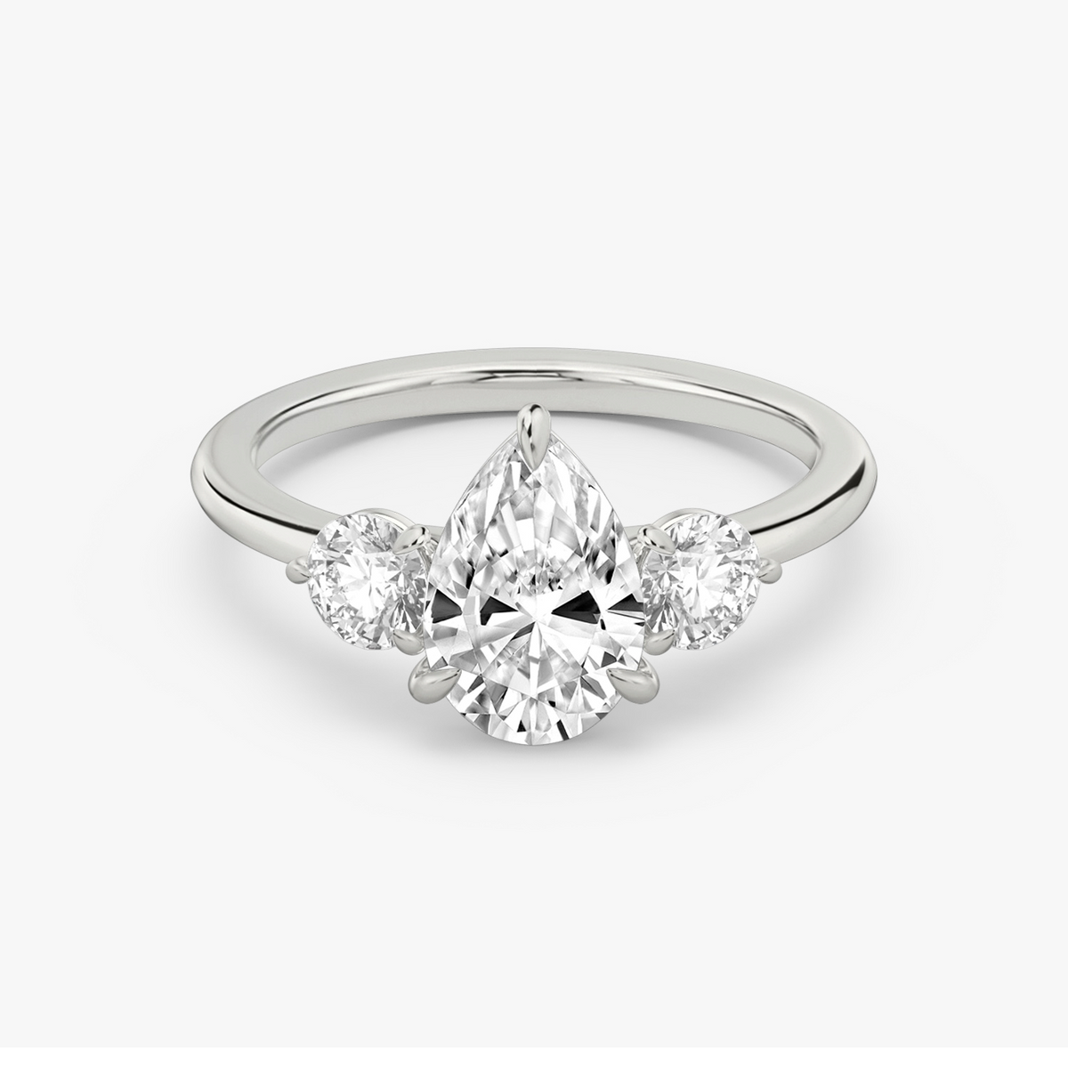 Verlobungsring TRILOGIE, Tropfen Weissgold natürliche Diamanten, Seitensteine Rund – Produktansicht | NÓIR Diamonds