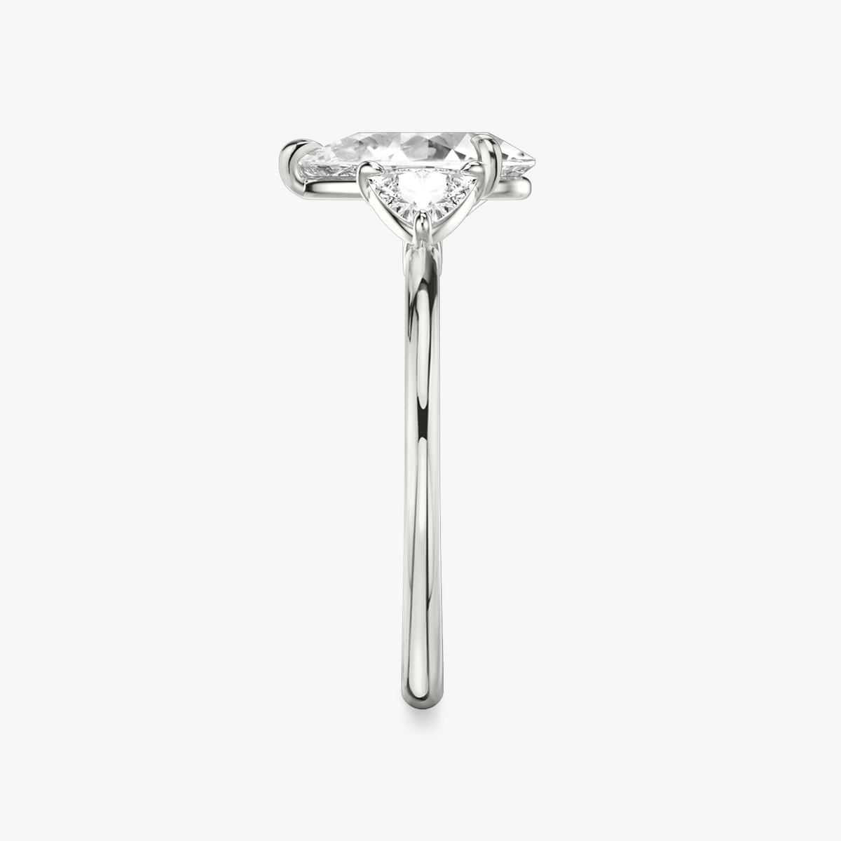 Verlobungsring TRILOGIE, Tropfen Platin natürliche Diamanten, Seitensteine Rund – Ansicht 4 | NÓIR Diamonds