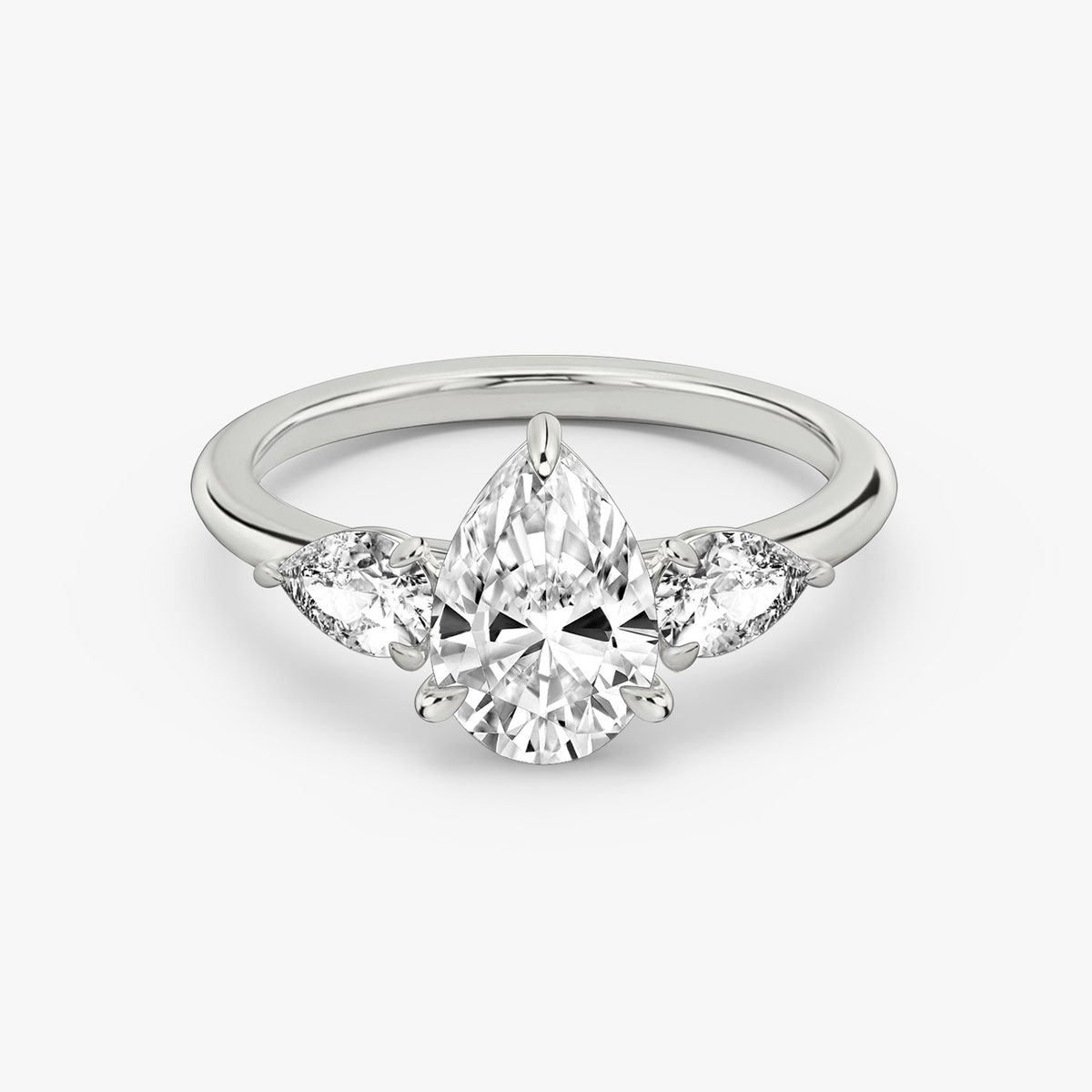 Verlobungsring TRILOGIE, Tropfen Platin natürliche Diamanten, Seitensteine Rund – Produktansicht | NÓIR Diamonds