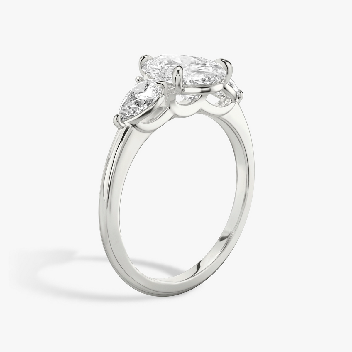 Verlobungsring TRILOGIE, Tropfen Platin natürliche Diamanten, Seitensteine Rund – Ansicht 2 | NÓIR Diamonds