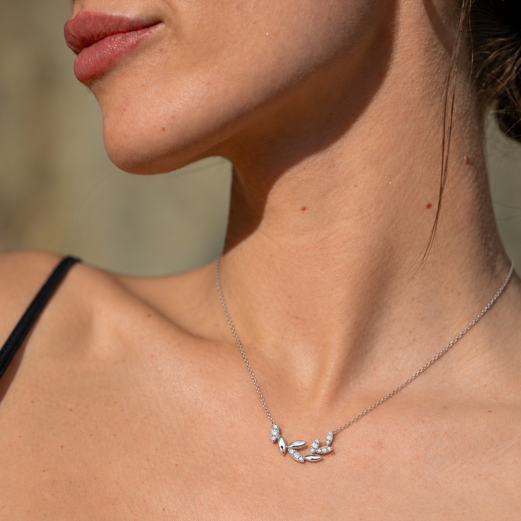 Collier LAURIER in Weißgold – Ansicht 2 | NÓIR Diamonds