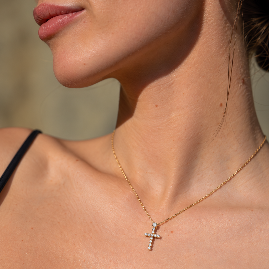 Collier CROIX in Gelbgold – Ansicht 2 | NÓIR Diamonds