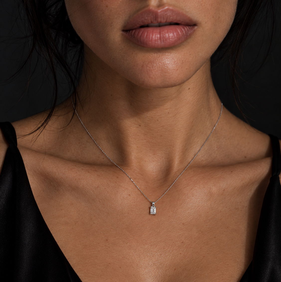 Collier ÉCLAT Emerald in Weißgold – Ansicht 2 | NÓIR Diamonds