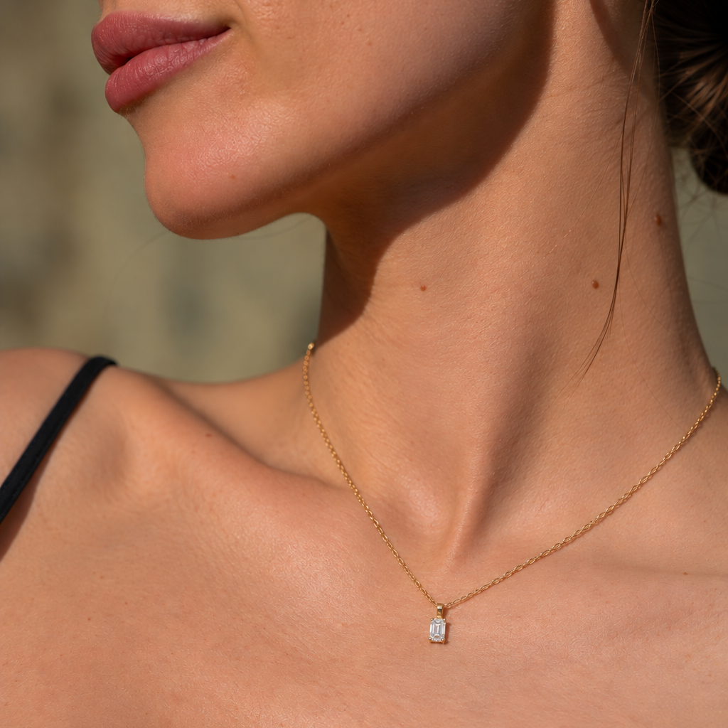 Collier ÉCLAT Emerald in Gelbgold – Ansicht 2 | NÓIR Diamonds