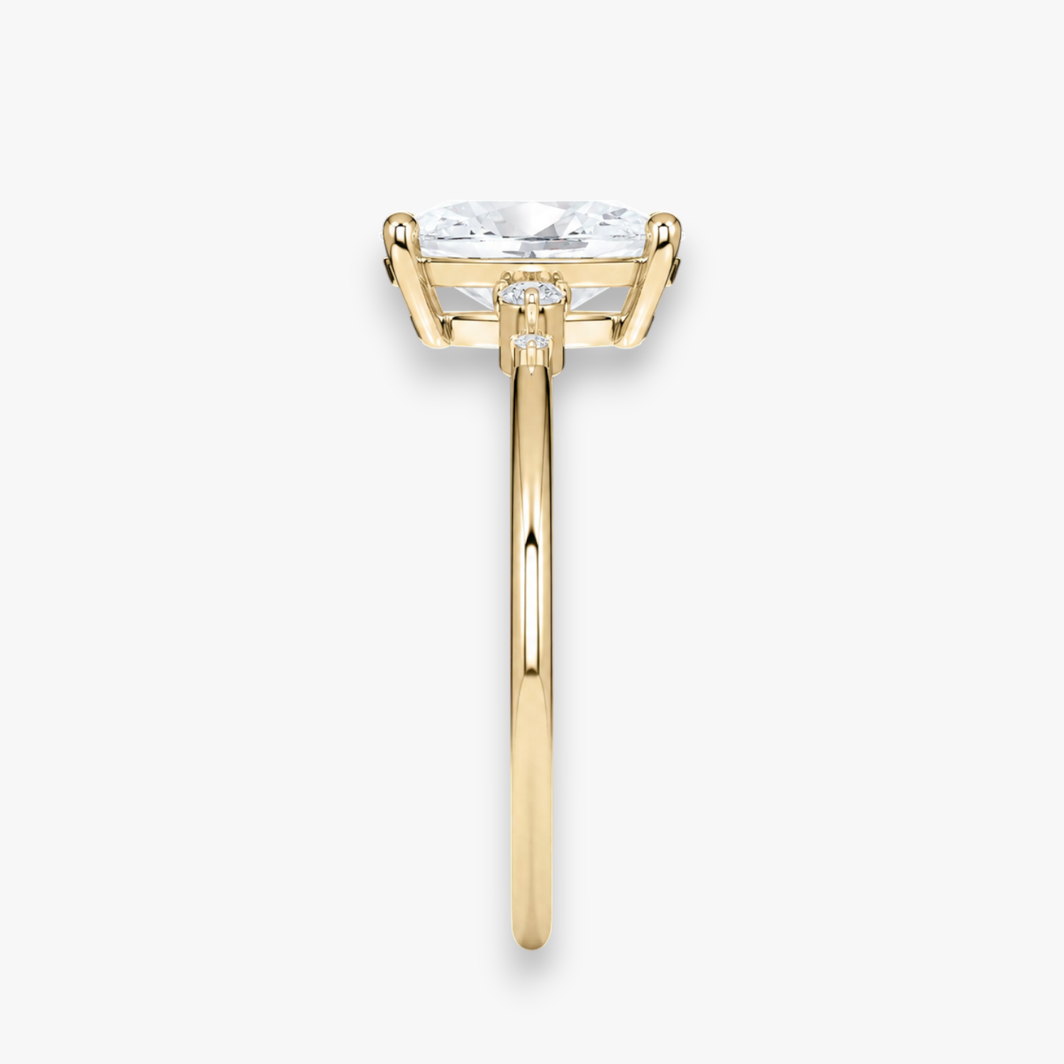 Detailaufnahme des CASCADE Diamantrings in Gelbgold – ovaler Mittelstein mit abgestufter Seitenstein-Fassung, Antragsring von NÓIR Diamonds