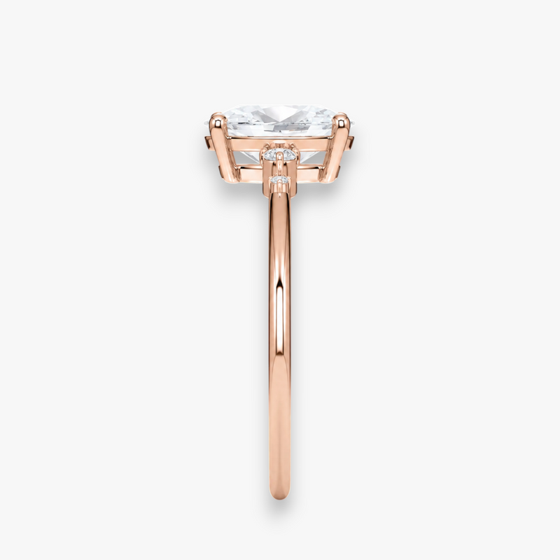 Detailaufnahme des CASCADE Diamantrings in Roségold – ovaler Mittelstein mit abgestufter Seitenstein-Fassung, Antragsring von NÓIR Diamonds