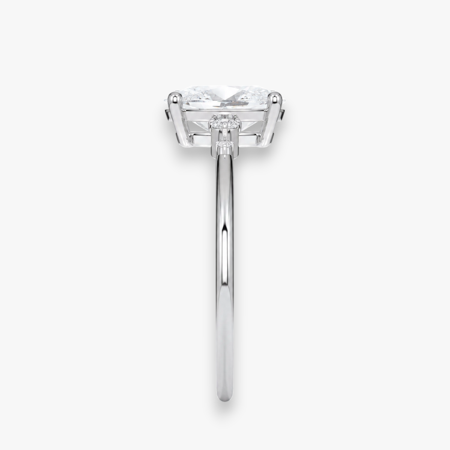 Detailaufnahme des CASCADE Diamantrings in Weissgold bzw. Platin – ovaler Mittelstein mit abgestufter Seitenstein-Fassung, Antragsring von NÓIR Diamonds