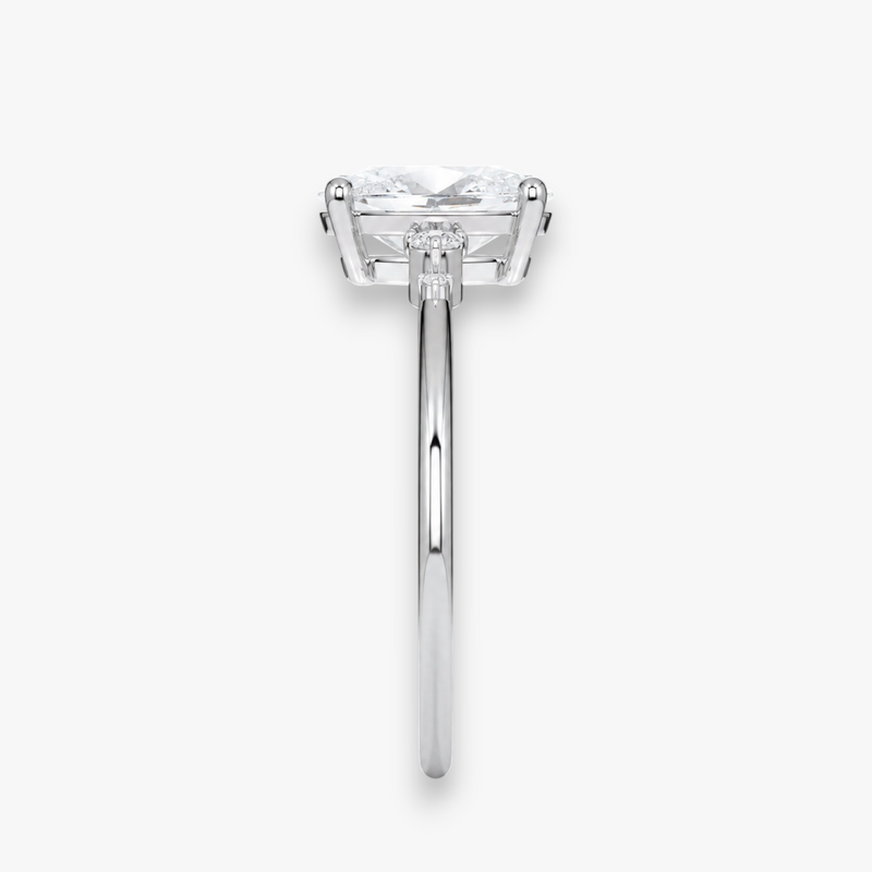 Detailaufnahme des CASCADE Diamantrings in Weissgold bzw. Platin – ovaler Mittelstein mit abgestufter Seitenstein-Fassung, Antragsring von NÓIR Diamonds