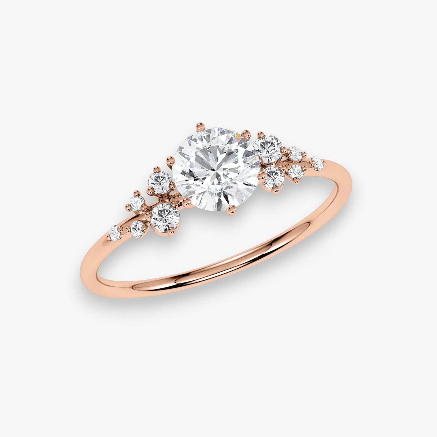 Roségold Verlobungsring STARLIGHT in Schrägansicht – runder Brillant im Zentrum, umgeben von gestreuten Diamanten