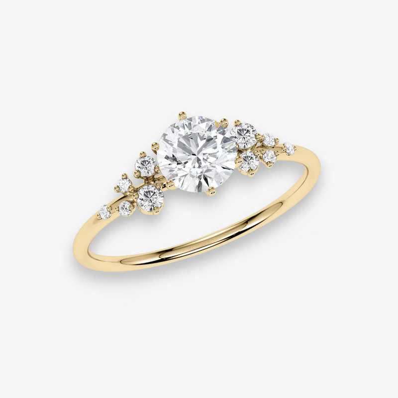 Gelbgold Verlobungsring STARLIGHT in Schrägansicht – runder Brillant mit umliegenden Diamanten und schmaler Ringschiene